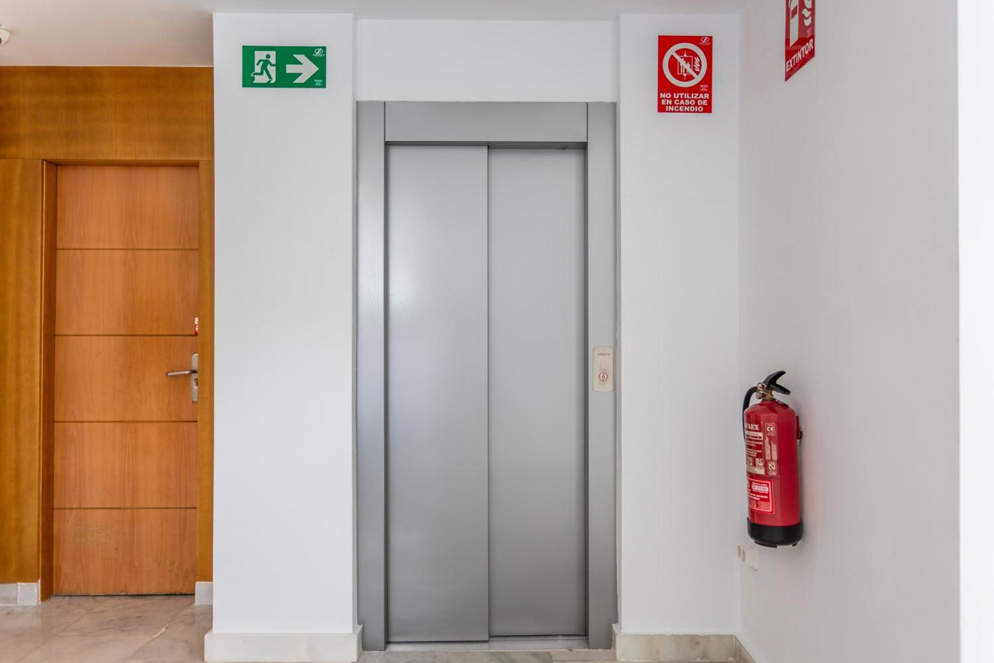 Hotel El Tujjar 洛斯巴里奥斯 外观 照片